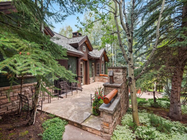 Luxurious Ski-in/ Ski-out Vacation Home - Family-Friendly Retreat